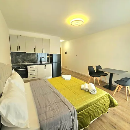 Dea's * Golem (Tirana)