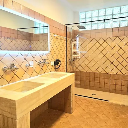 Dea's Lägenhet Golem (Tirana)